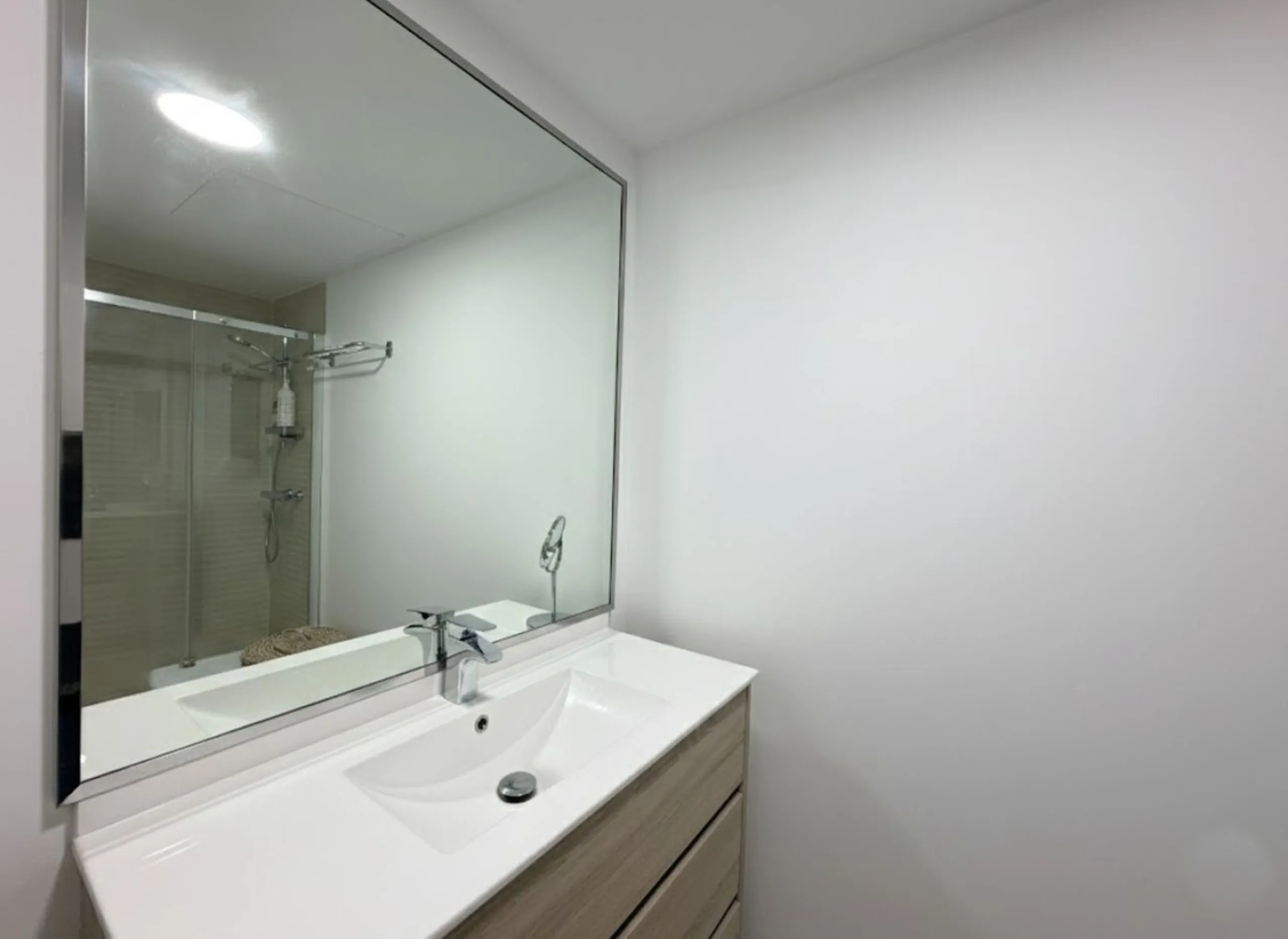 Fantastic ground-floor apartment with a spacious private garden and open views of the sea and the mountains, located in Estepona, within a contemporary residential complex completed in 2021. The property is just a five-minute drive from the town center an
