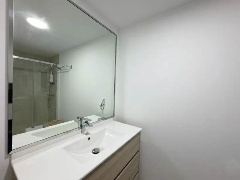 Fantastic ground-floor apartment with a spacious private garden and open views of the sea and the mountains, located in Estepona, within a contemporary residential complex completed in 2021. The property is just a five-minute drive from the town center an