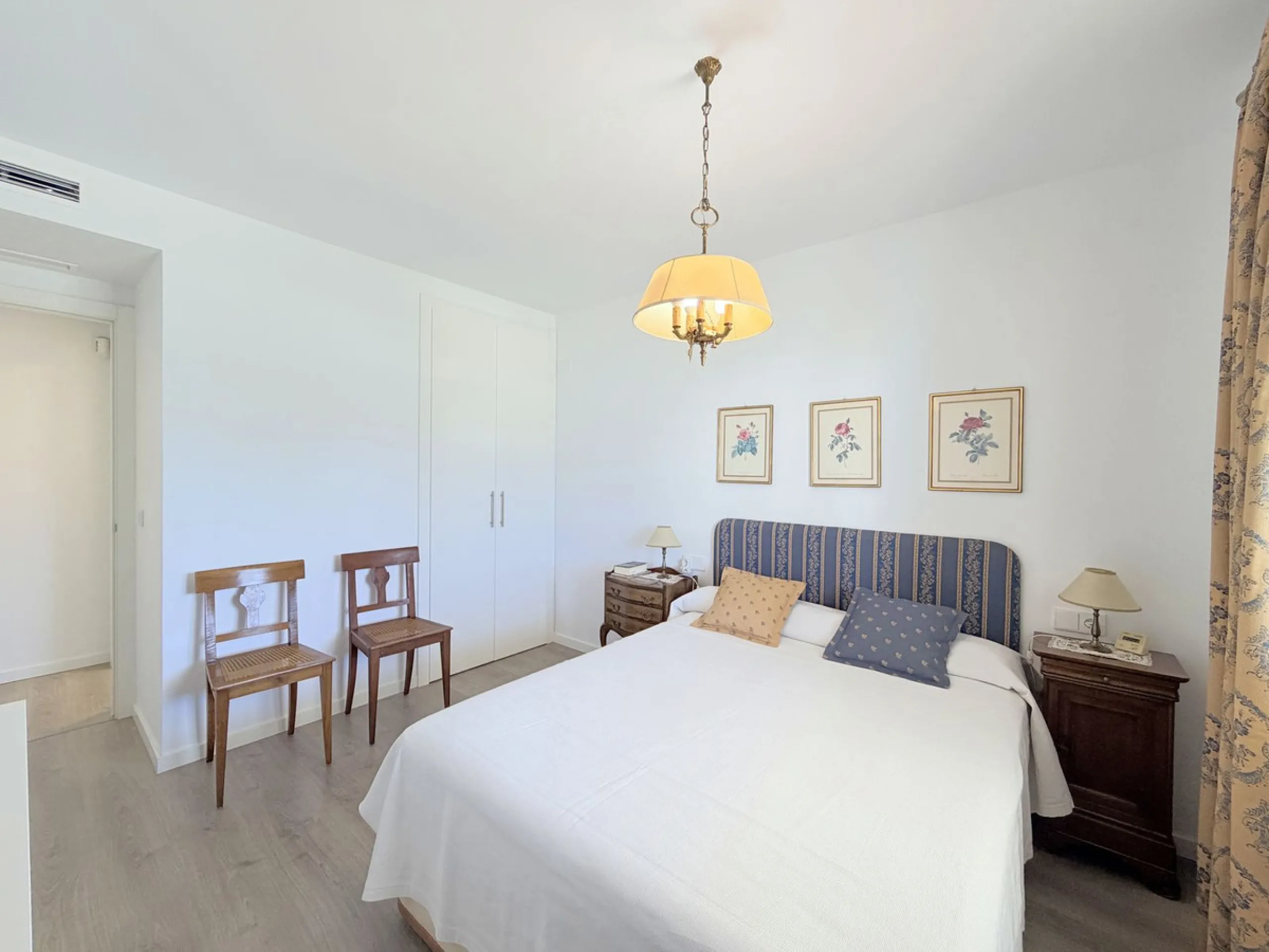 Fantastic ground-floor apartment with a spacious private garden and open views of the sea and the mountains, located in Estepona, within a contemporary residential complex completed in 2021. The property is just a five-minute drive from the town center an