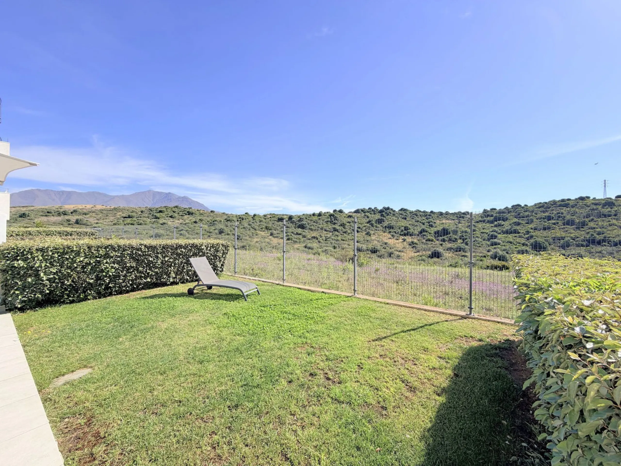 Fantastic ground-floor apartment with a spacious private garden and open views of the sea and the mountains, located in Estepona, within a contemporary residential complex completed in 2021. The property is just a five-minute drive from the town center an