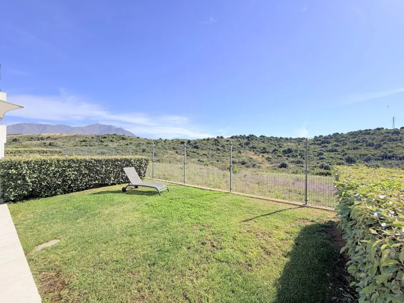 Fantastic ground-floor apartment with a spacious private garden and open views of the sea and the mountains, located in Estepona, within a contemporary residential complex completed in 2021. The property is just a five-minute drive from the town center an