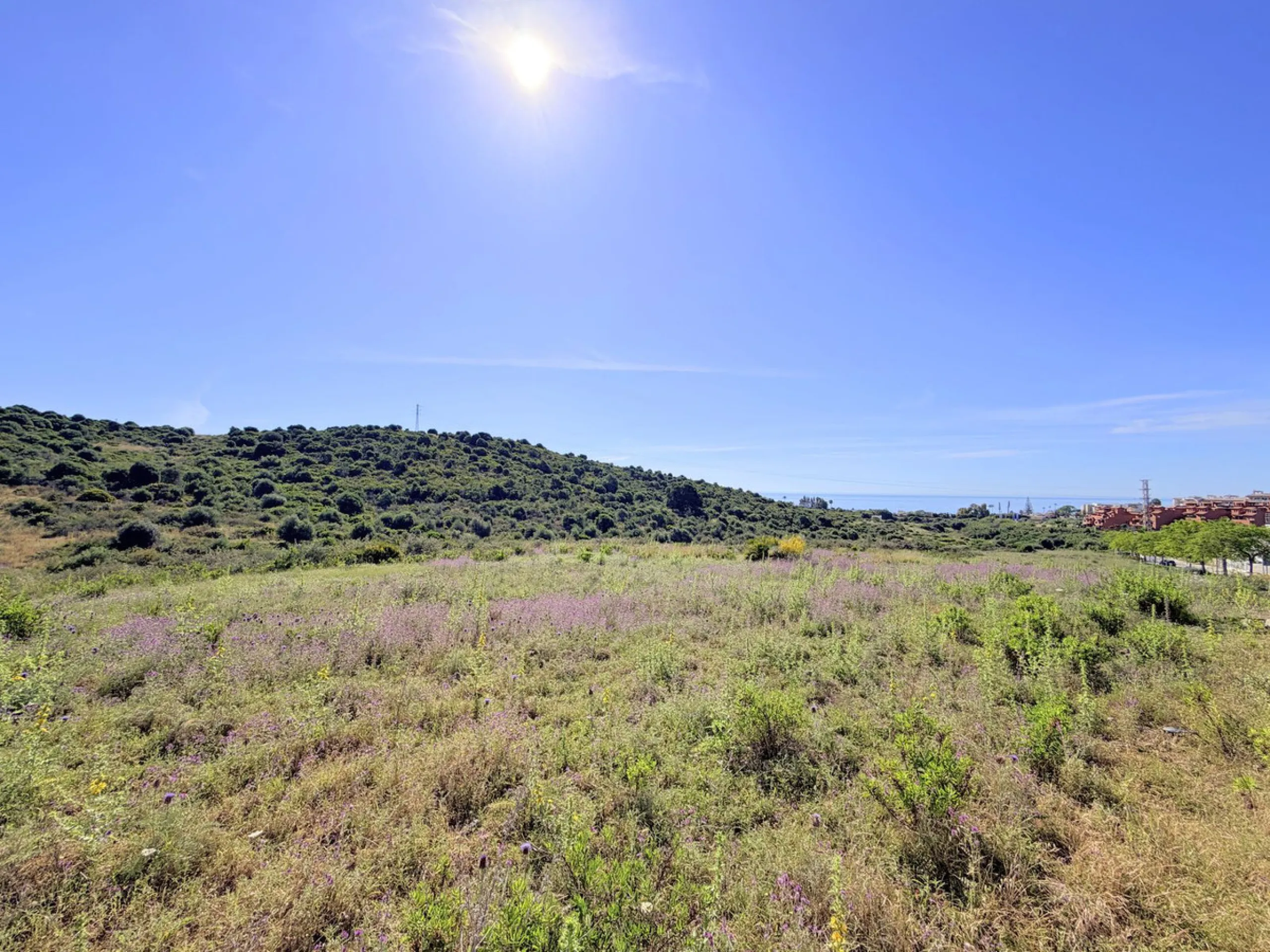 Fantastic ground-floor apartment with a spacious private garden and open views of the sea and the mountains, located in Estepona, within a contemporary residential complex completed in 2021. The property is just a five-minute drive from the town center an