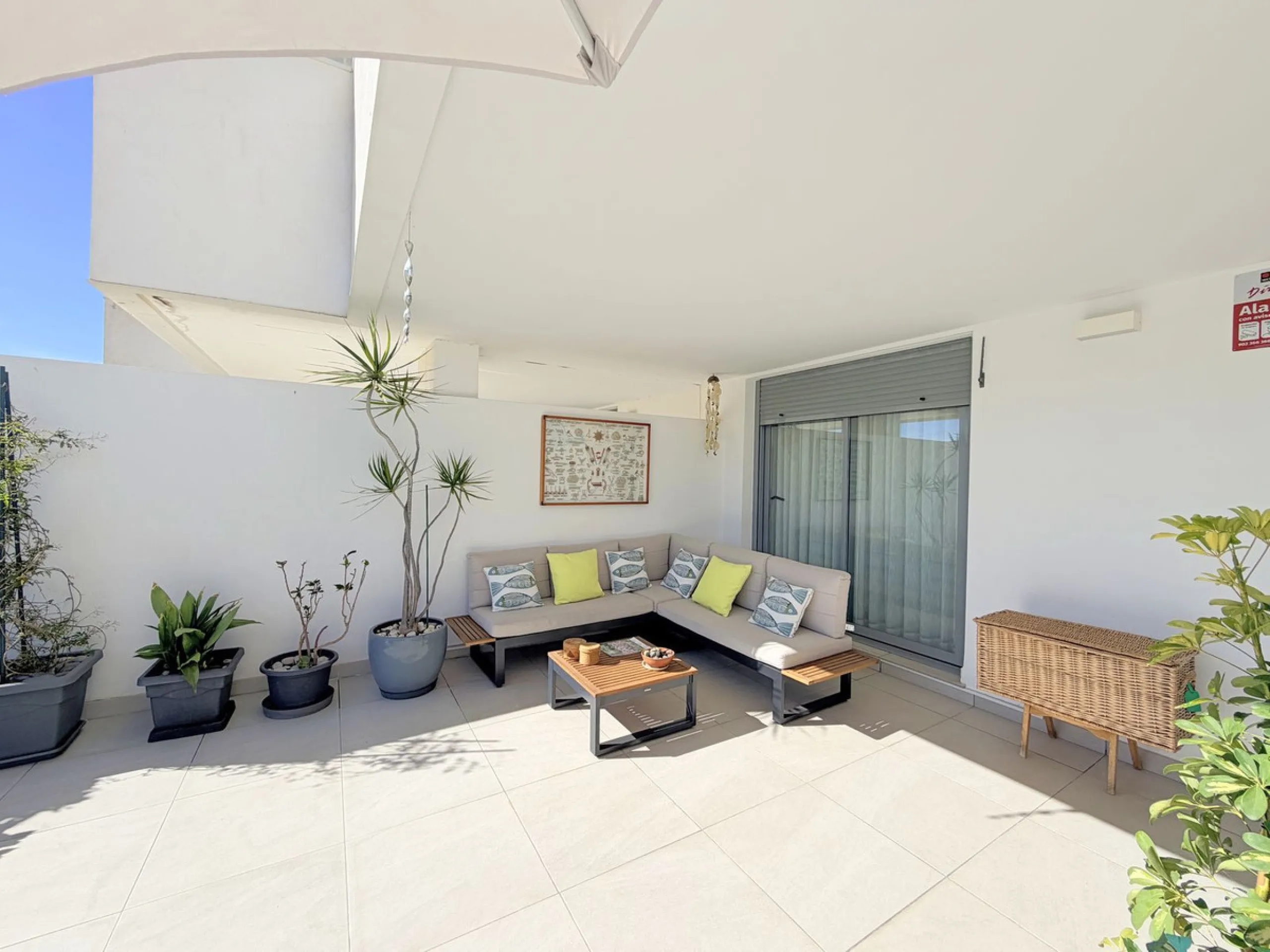 Fantastic ground-floor apartment with a spacious private garden and open views of the sea and the mountains, located in Estepona, within a contemporary residential complex completed in 2021. The property is just a five-minute drive from the town center an