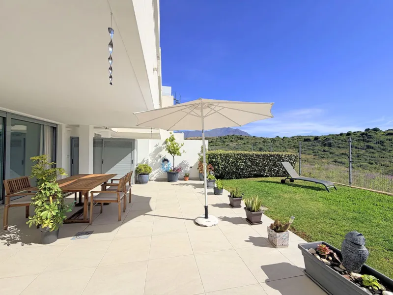Fantastic ground-floor apartment with a spacious private garden and open views of the sea and the mountains, located in Estepona, within a contemporary residential complex completed in 2021. The property is just a five-minute drive from the town center an
