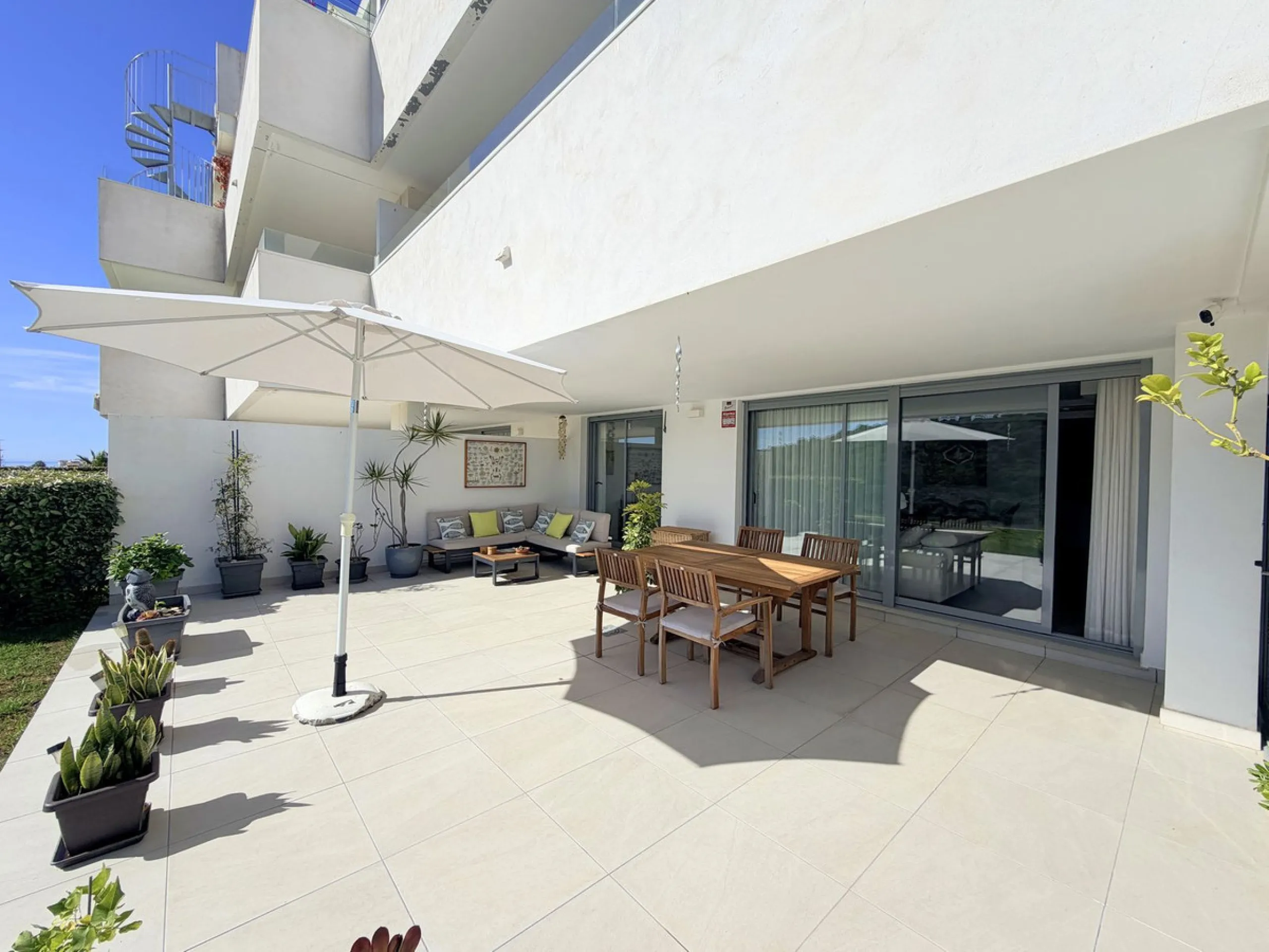 Fantastic ground-floor apartment with a spacious private garden and open views of the sea and the mountains, located in Estepona, within a contemporary residential complex completed in 2021. The property is just a five-minute drive from the town center an