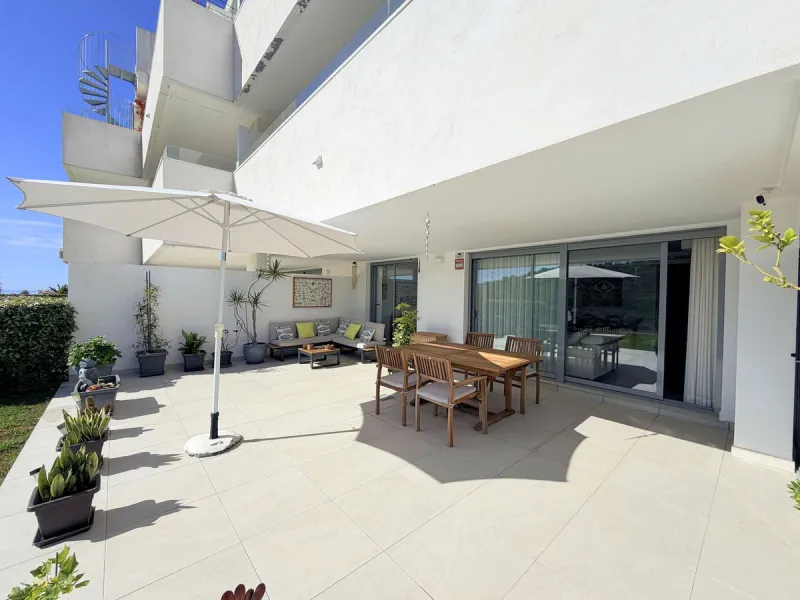 Fantastic ground-floor apartment with a spacious private garden and open views of the sea and the mountains, located in Estepona, within a contemporary residential complex completed in 2021. The property is just a five-minute drive from the town center an