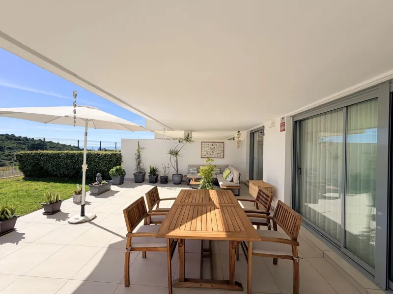 Fantastic ground-floor apartment with a spacious private garden and open views of the sea and the mountains, located in Estepona, within a contemporary residential complex completed in 2021. The property is just a five-minute drive from the town center an