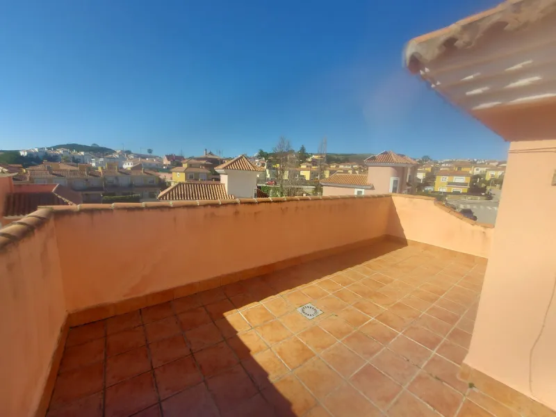 Large detached family townhouse close to all amenities - ideal family home.