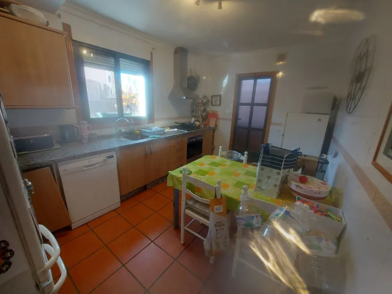 Large detached family townhouse close to all amenities - ideal family home.