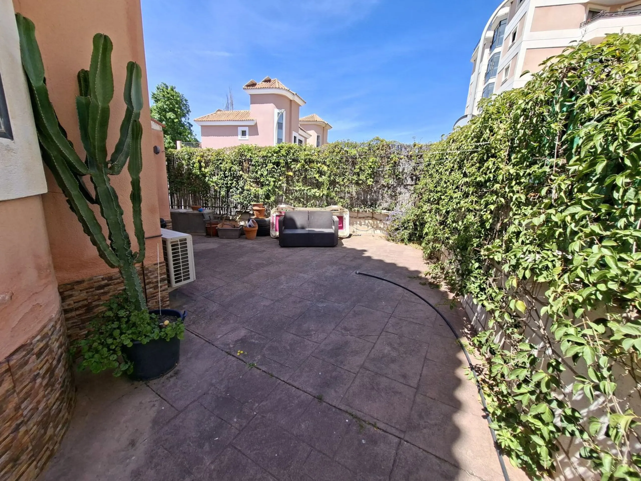 Large detached family townhouse close to all amenities - ideal family home.