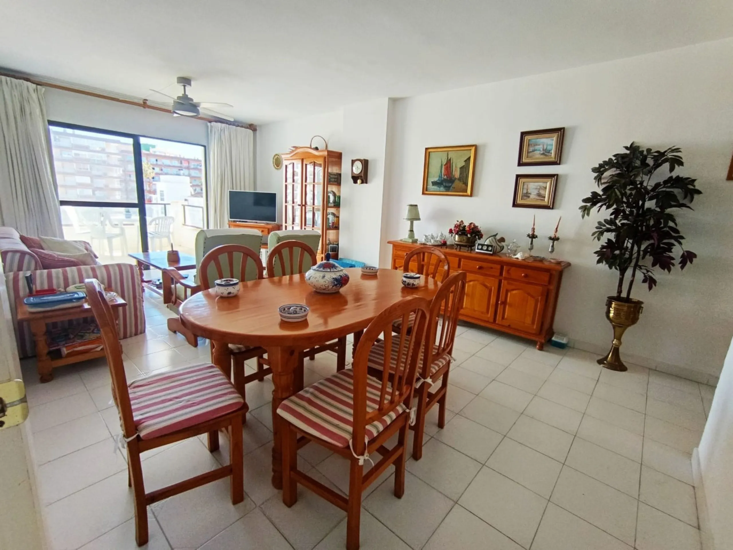 Fantastic 2-bedroom, 2-bathroom apartment located in a superb beachfront complex.