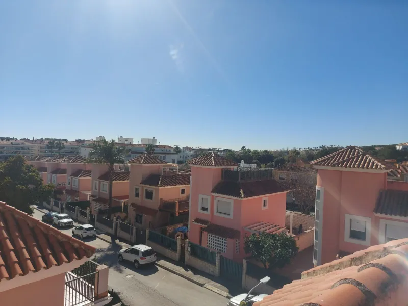 Large detached family townhouse close to all amenities - ideal family home.