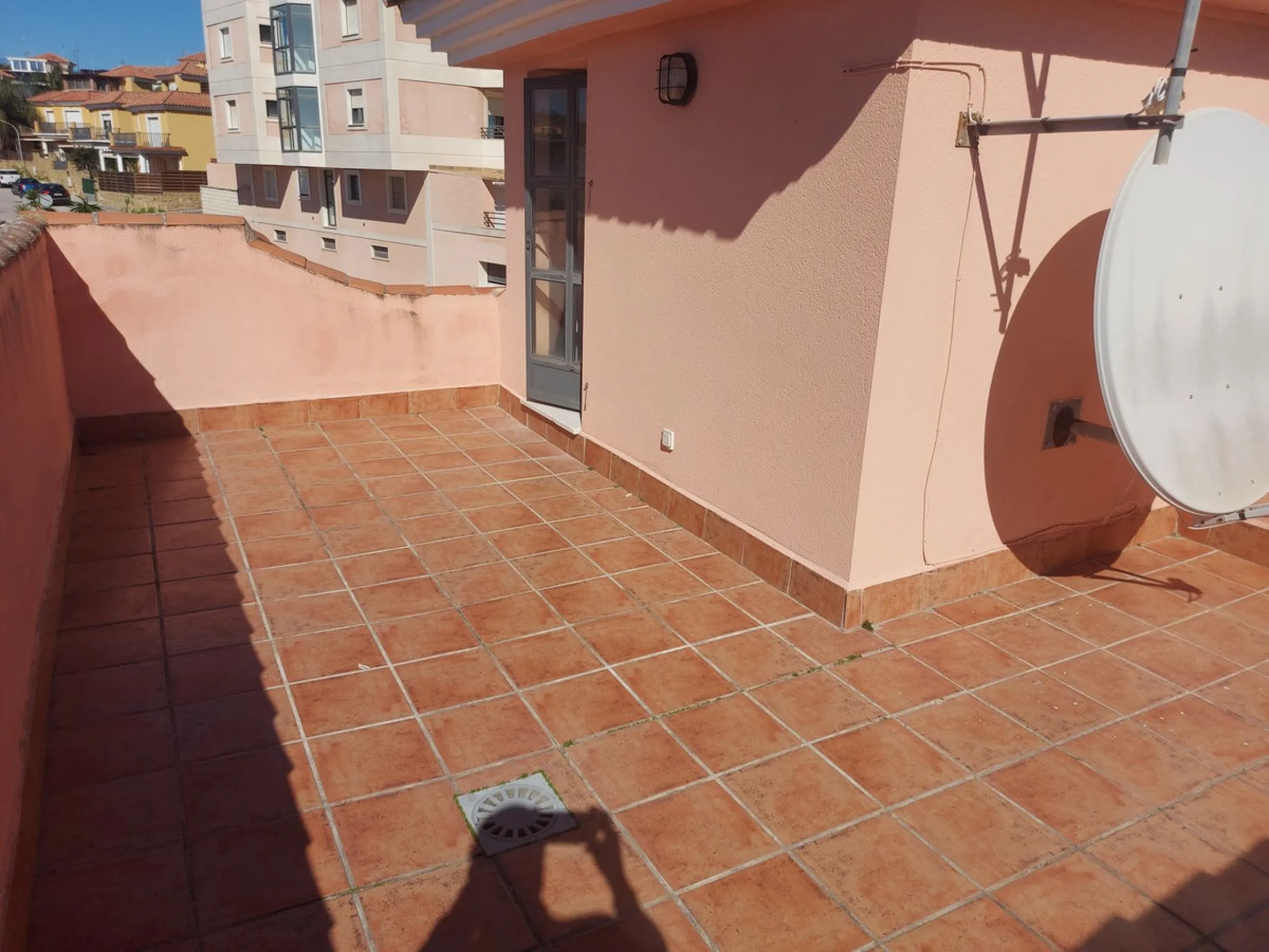 Large detached family townhouse close to all amenities - ideal family home.