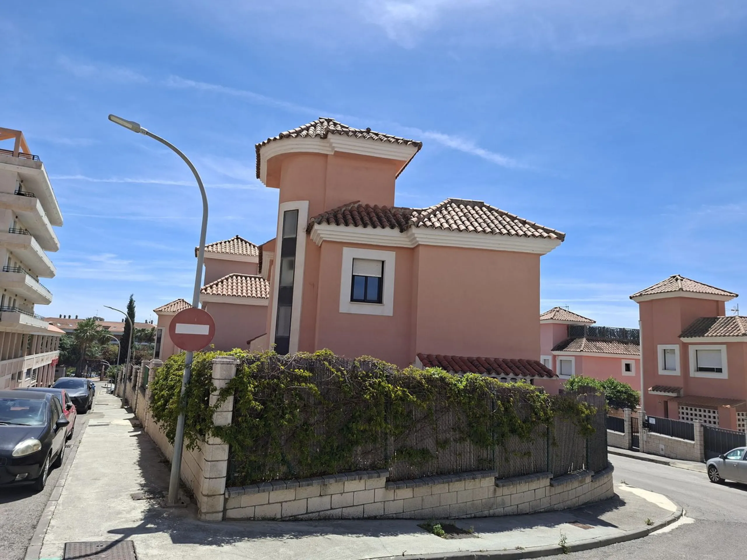 Large detached family townhouse close to all amenities - ideal family home.