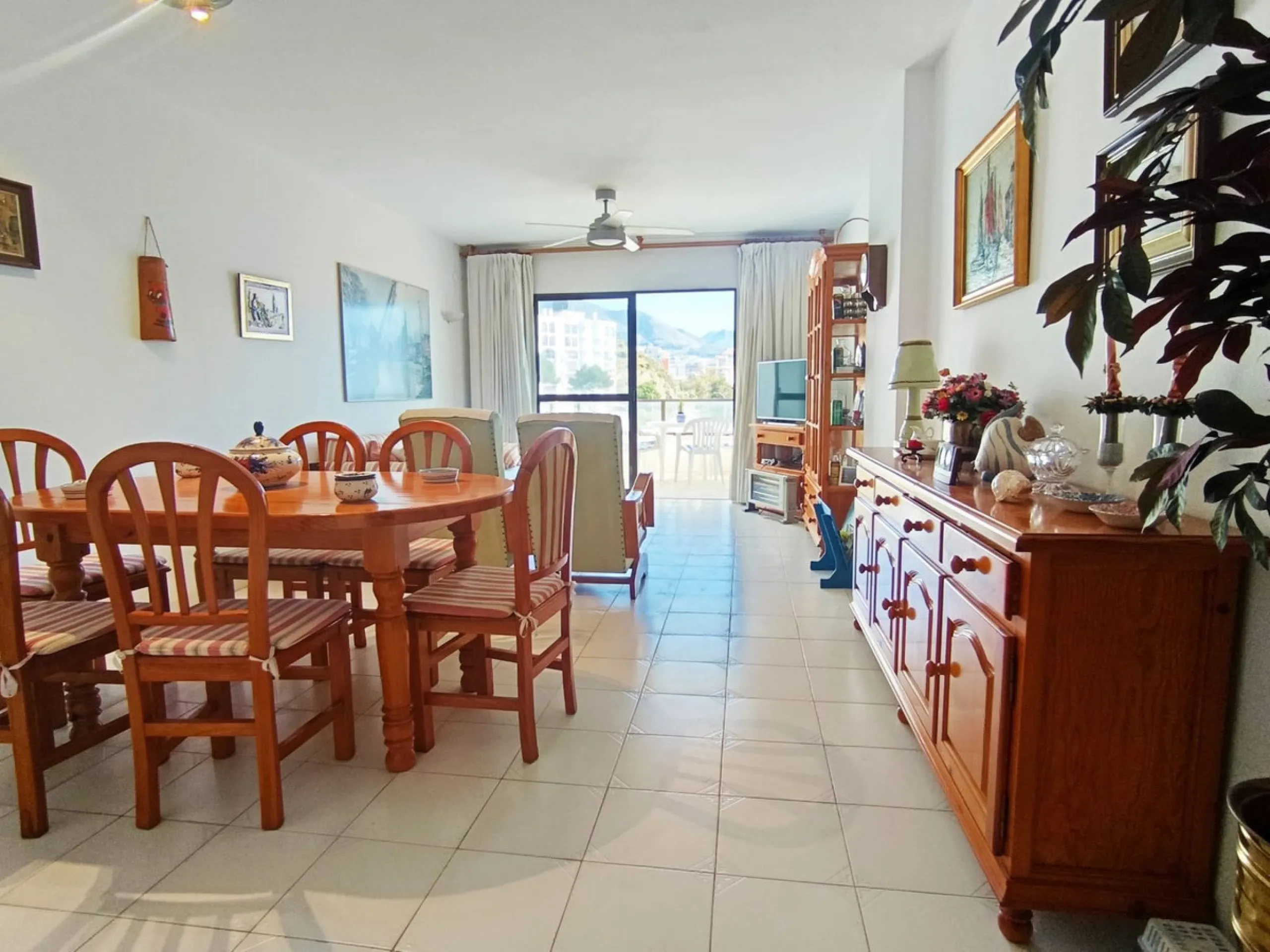 Fantastic 2-bedroom, 2-bathroom apartment located in a superb beachfront complex.