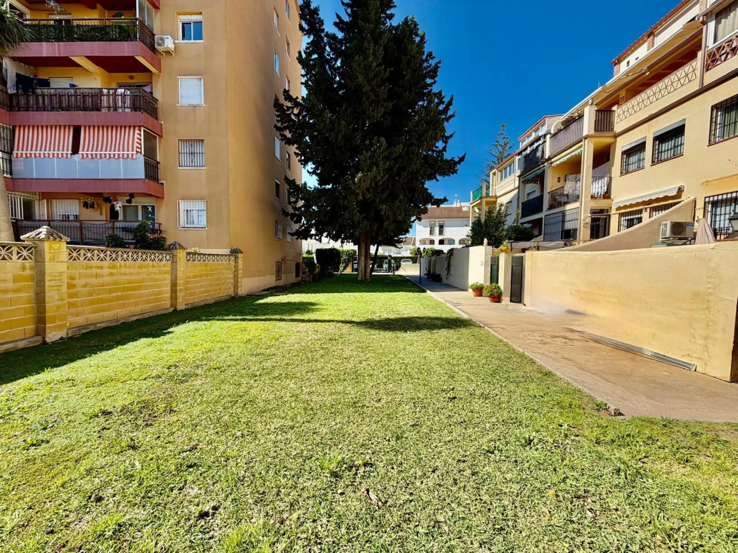 Helle Zwei-Zimmer-Wohnung mit Terrasse, Garage und ausgezeichneter Lage nahe am Meer