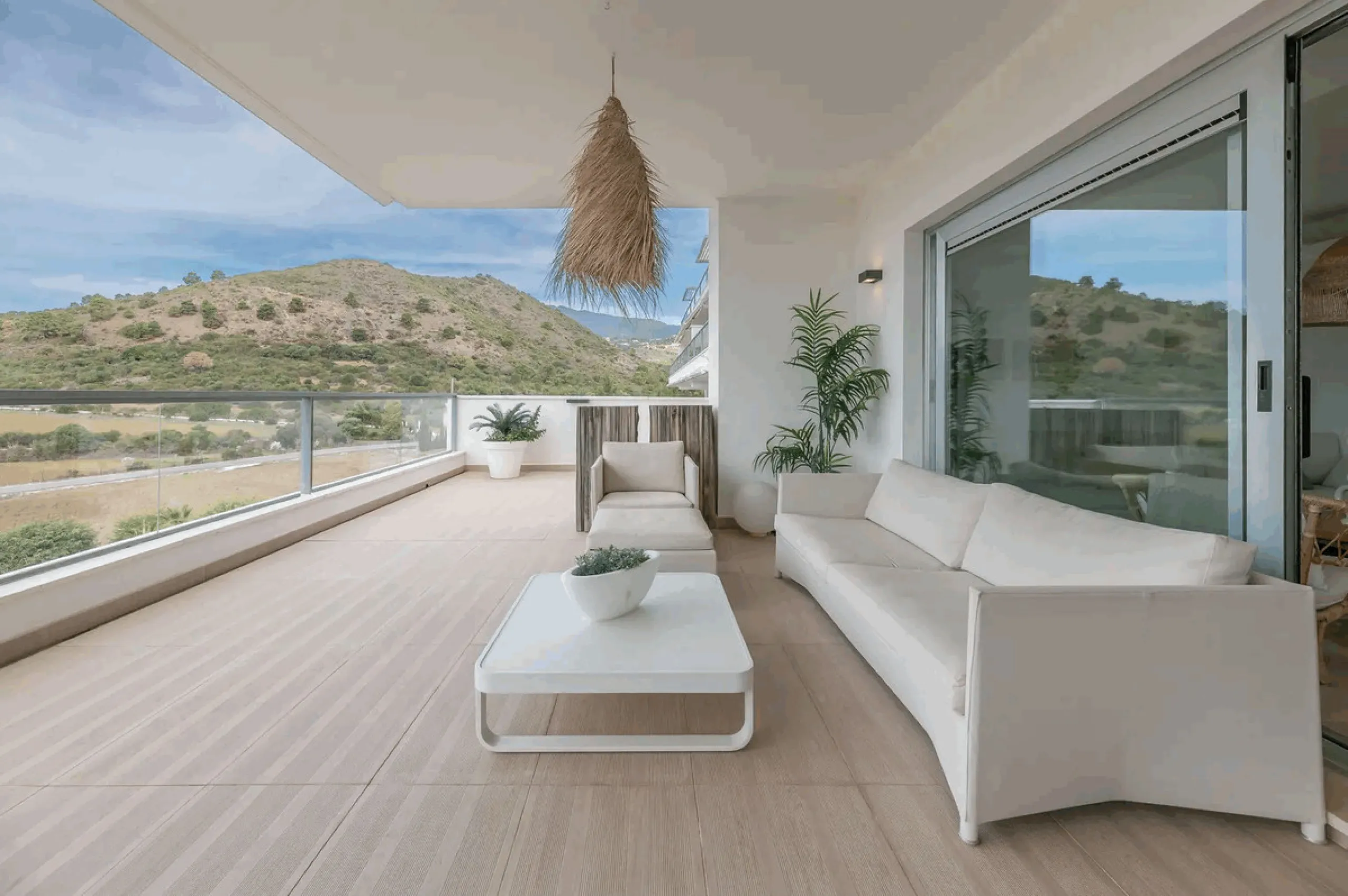 Located in the prestigious Avalon complex in Los Arqueros, Benahavís, Málaga,