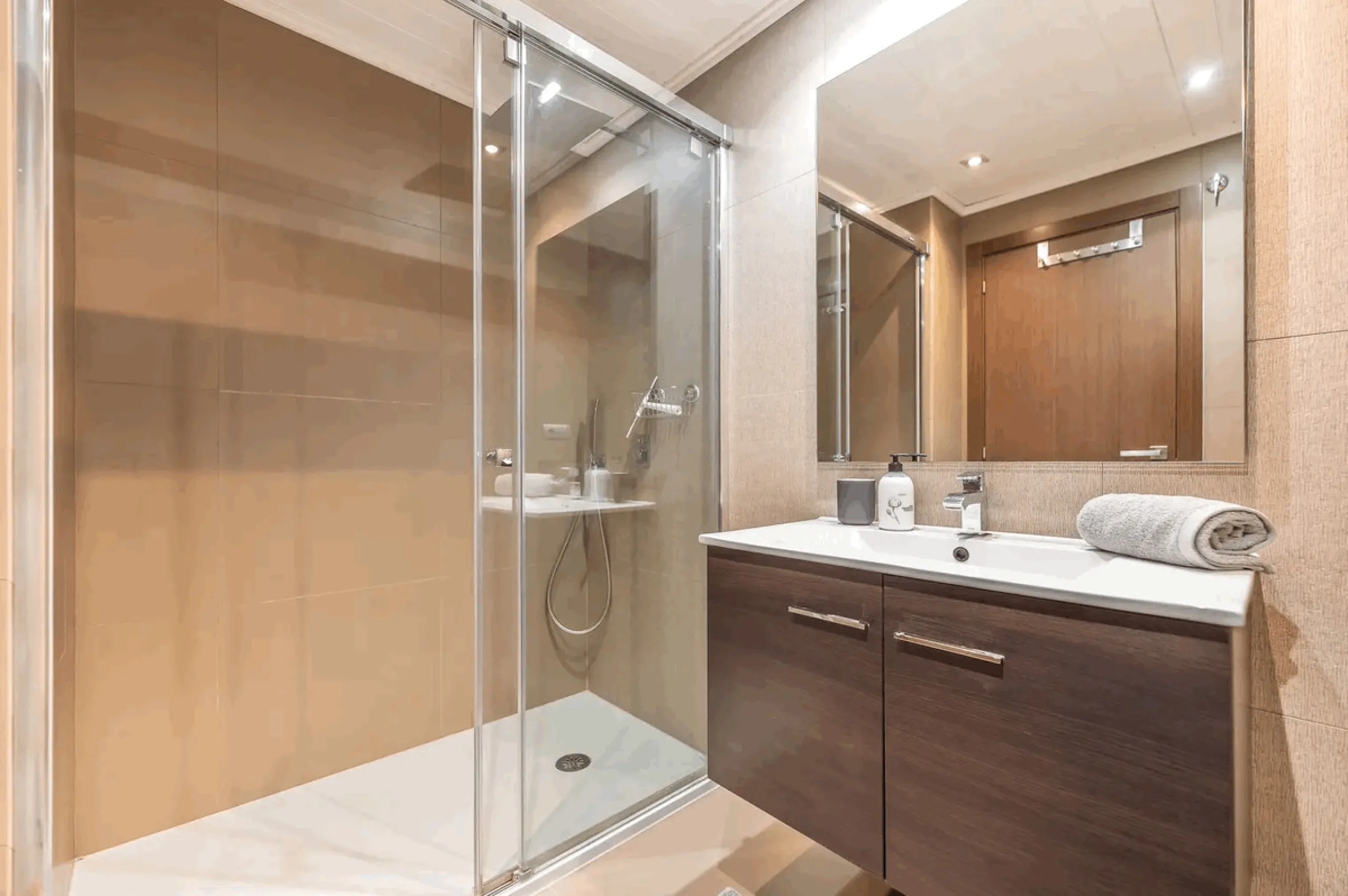 Located in the prestigious Avalon complex in Los Arqueros, Benahavís, Málaga,