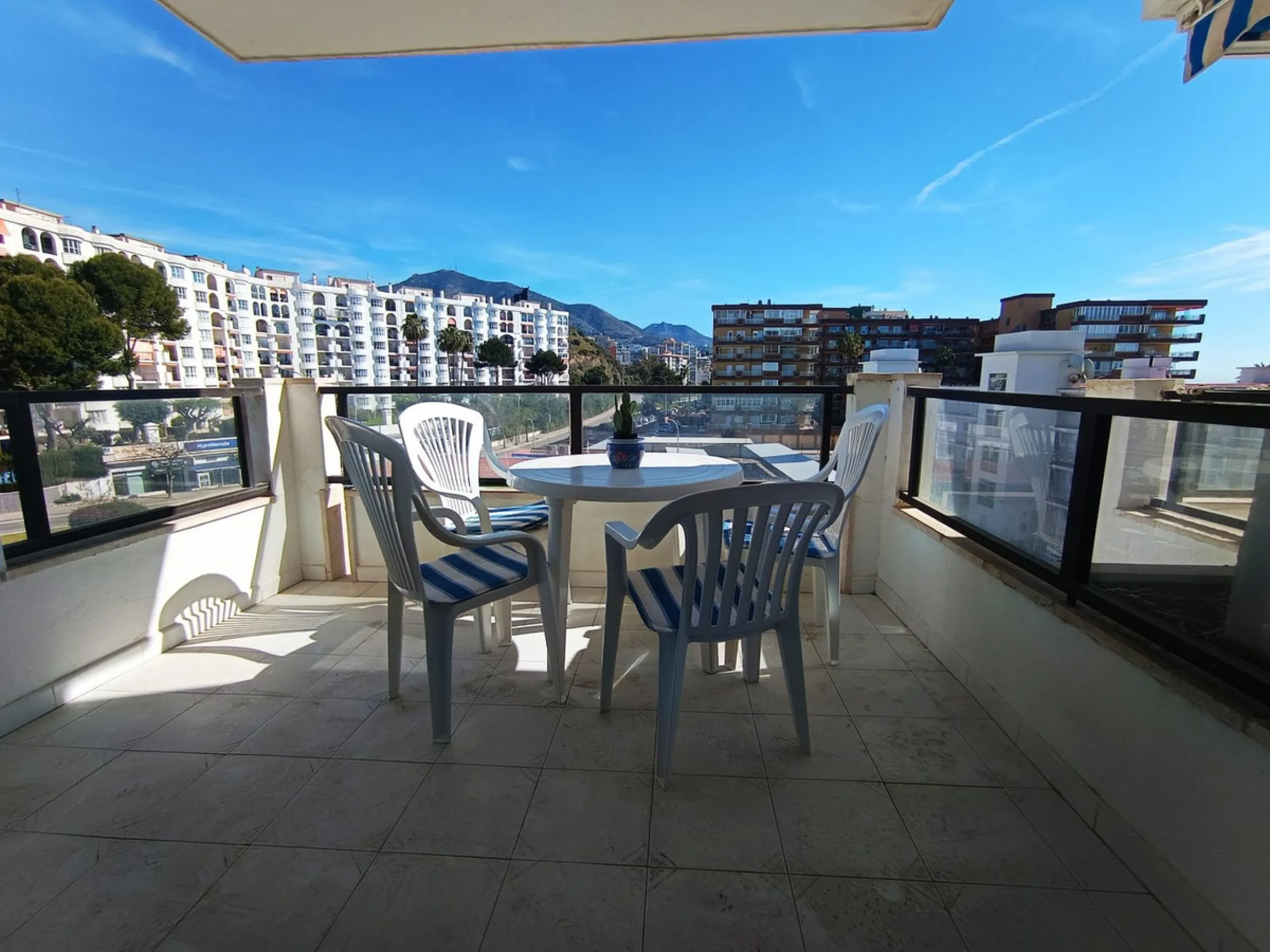 Fantastic 2-bedroom, 2-bathroom apartment located in a superb beachfront complex.