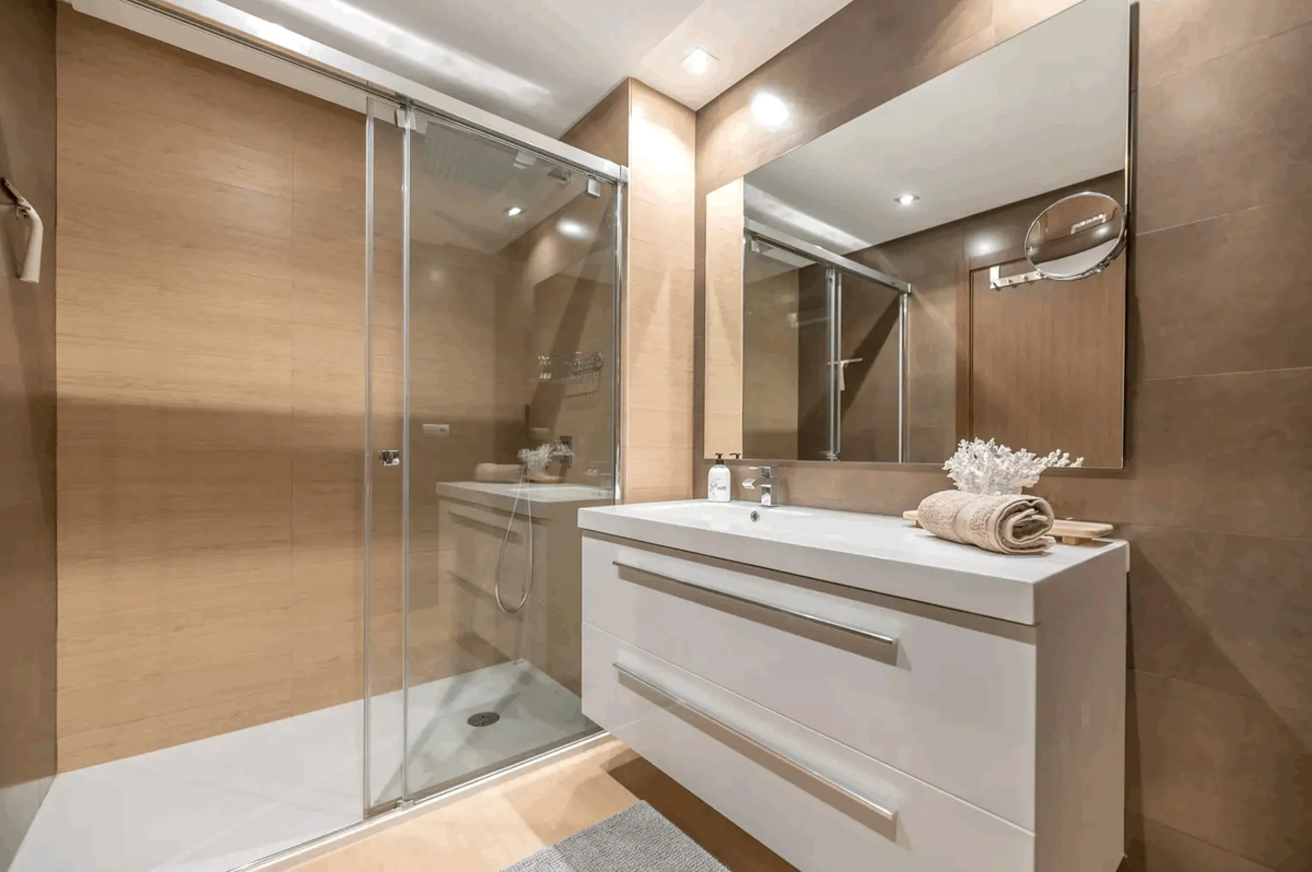 Located in the prestigious Avalon complex in Los Arqueros, Benahavís, Málaga,