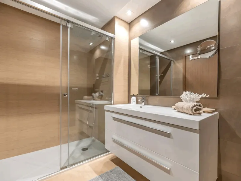 Located in the prestigious Avalon complex in Los Arqueros, Benahavís, Málaga,