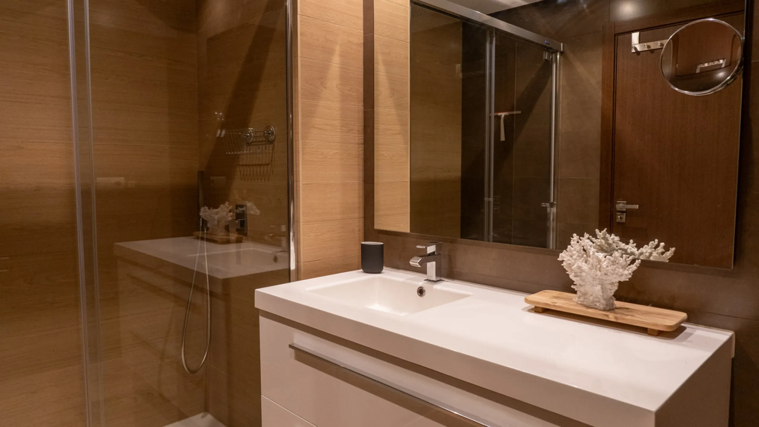 Located in the prestigious Avalon complex in Los Arqueros, Benahavís, Málaga,