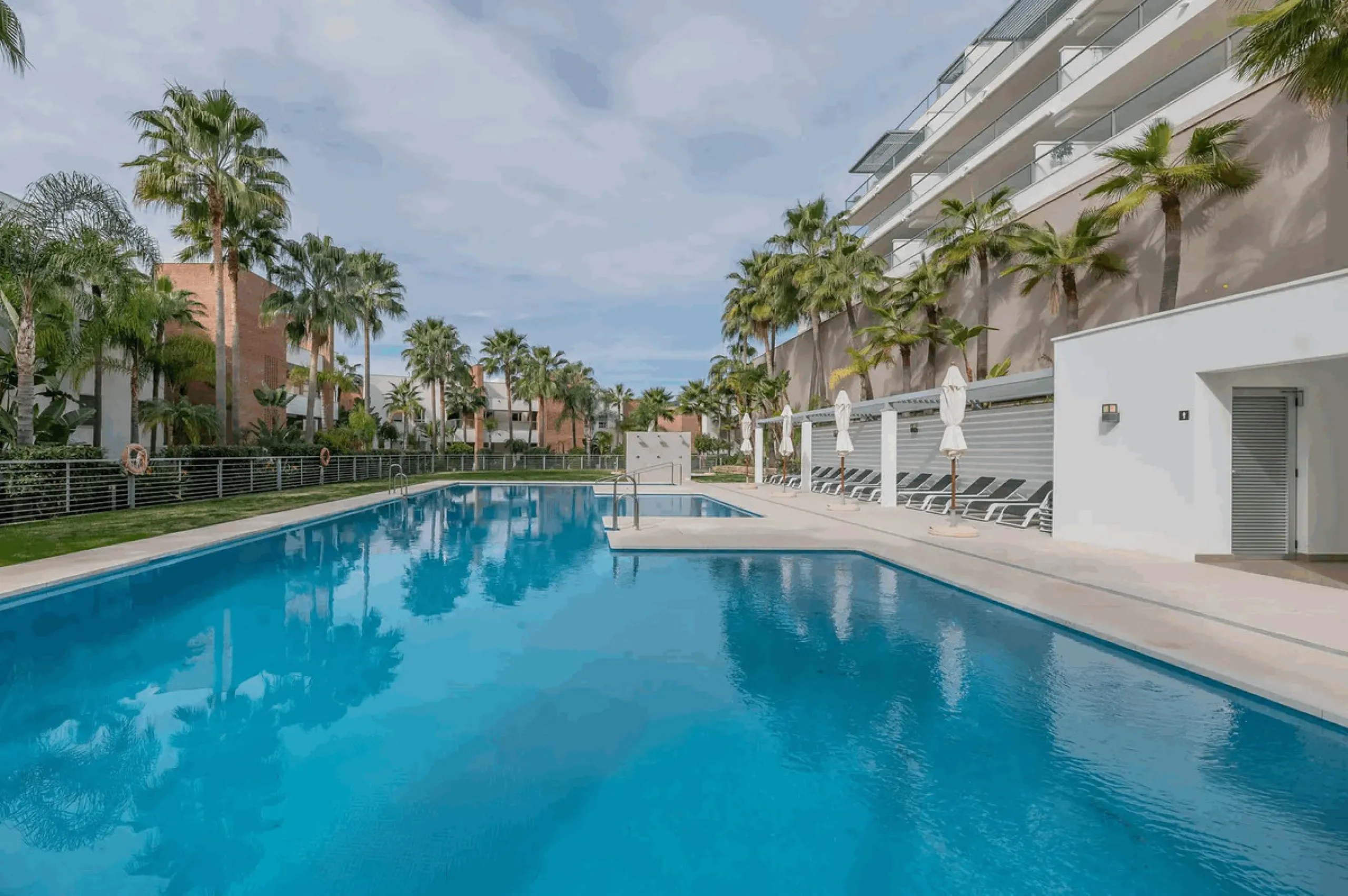 Located in the prestigious Avalon complex in Los Arqueros, Benahavís, Málaga,
