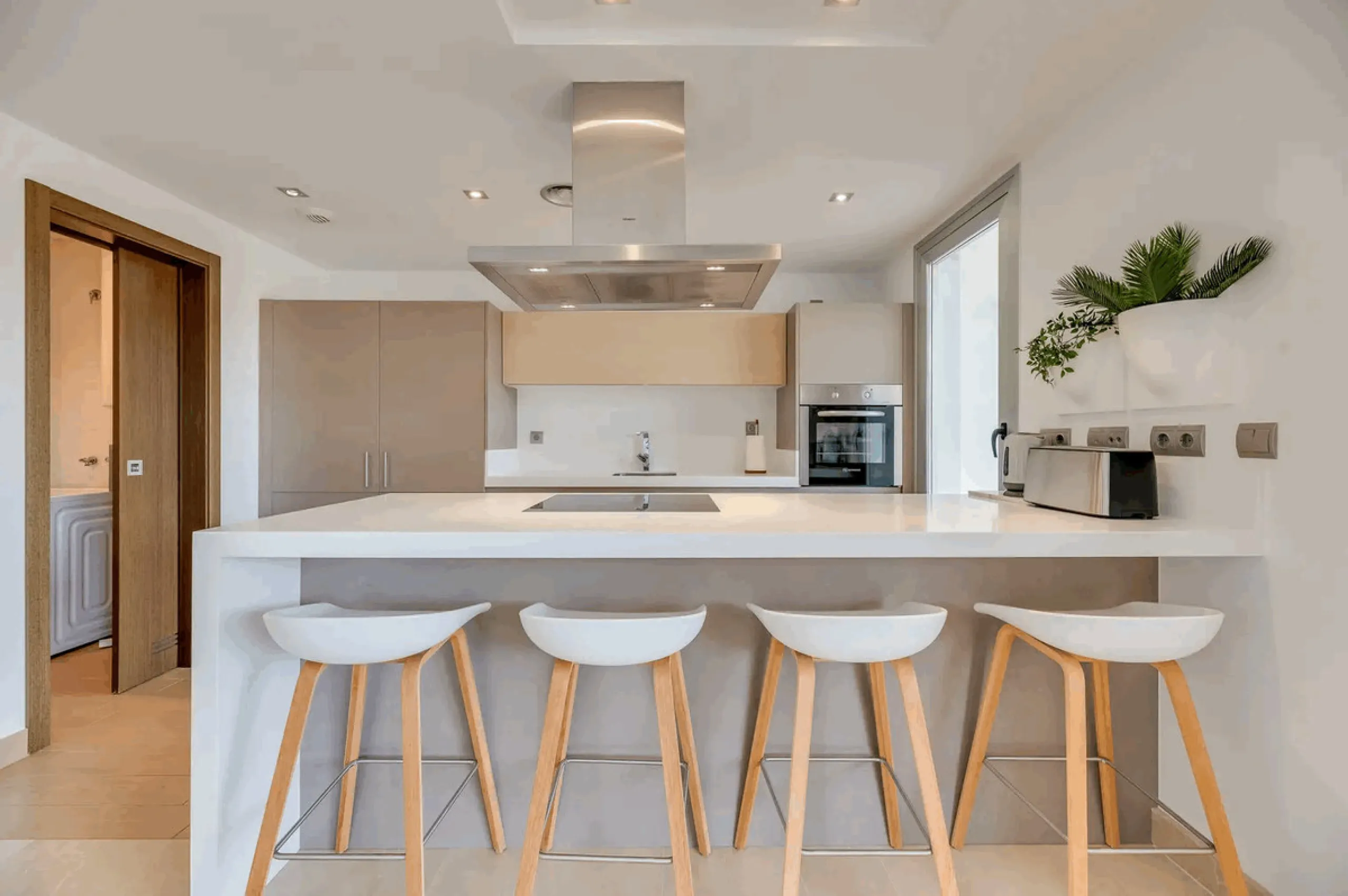 Located in the prestigious Avalon complex in Los Arqueros, Benahavís, Málaga,