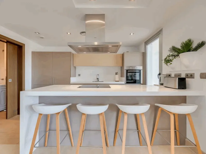 Located in the prestigious Avalon complex in Los Arqueros, Benahavís, Málaga,