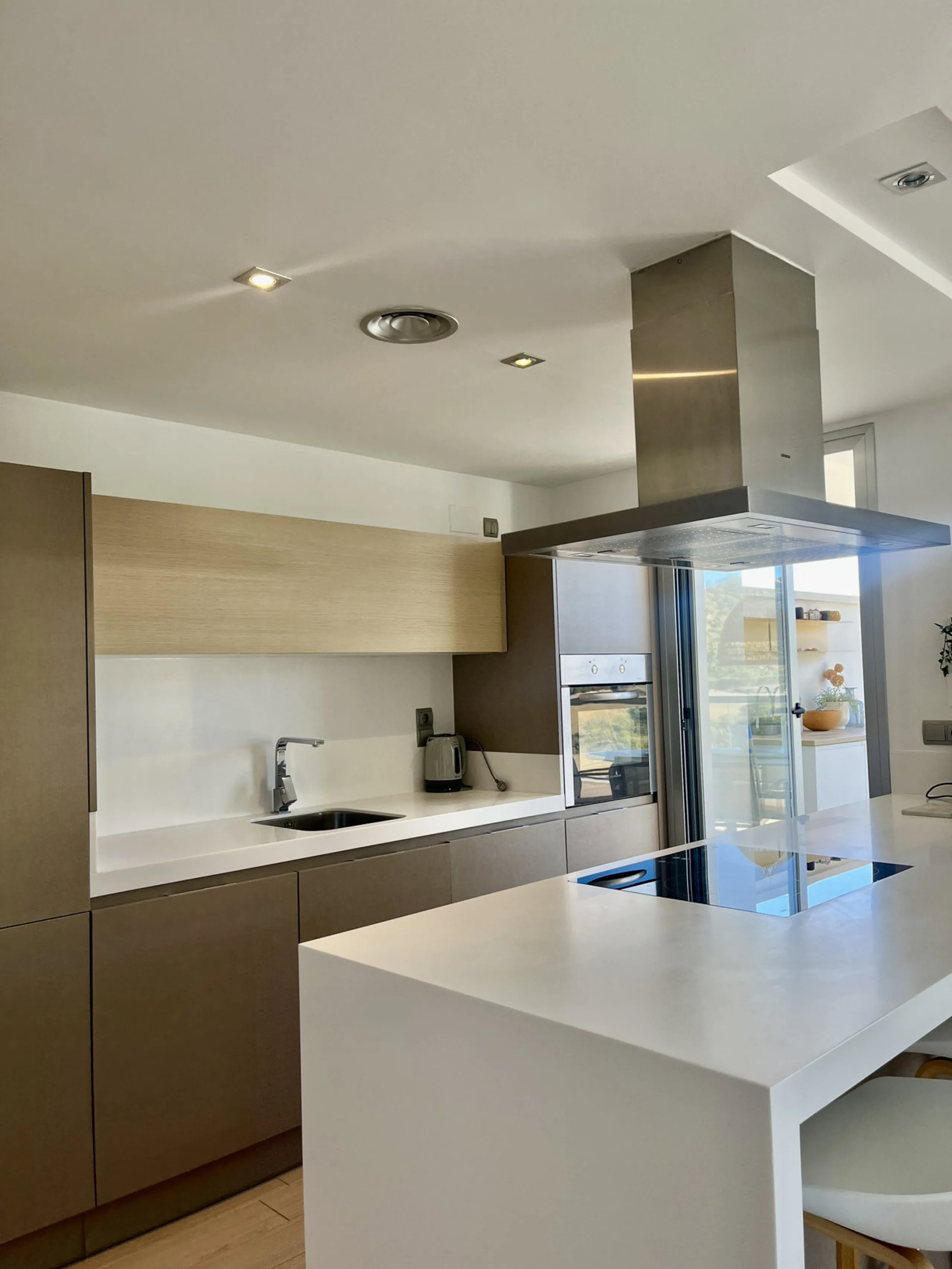 Located in the prestigious Avalon complex in Los Arqueros, Benahavís, Málaga,