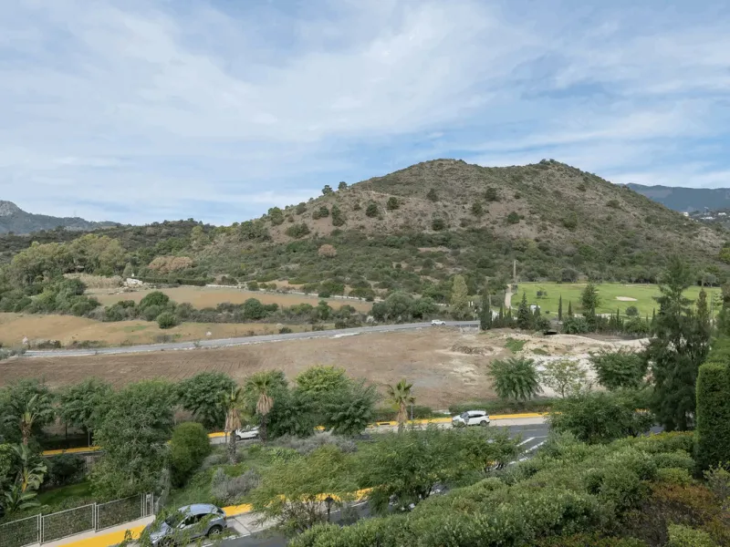Located in the prestigious Avalon complex in Los Arqueros, Benahavís, Málaga,