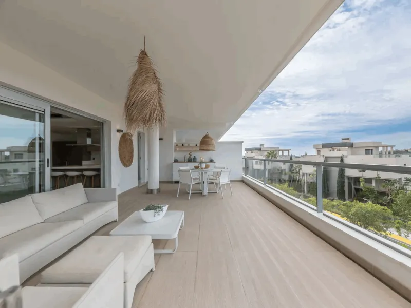 Located in the prestigious Avalon complex in Los Arqueros, Benahavís, Málaga,