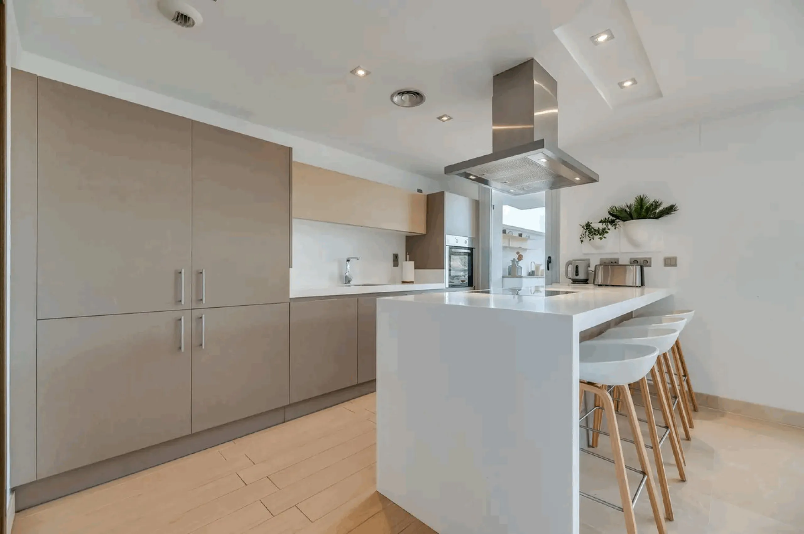 Located in the prestigious Avalon complex in Los Arqueros, Benahavís, Málaga,