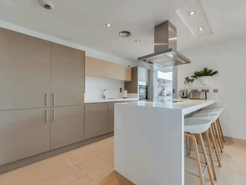Located in the prestigious Avalon complex in Los Arqueros, Benahavís, Málaga,