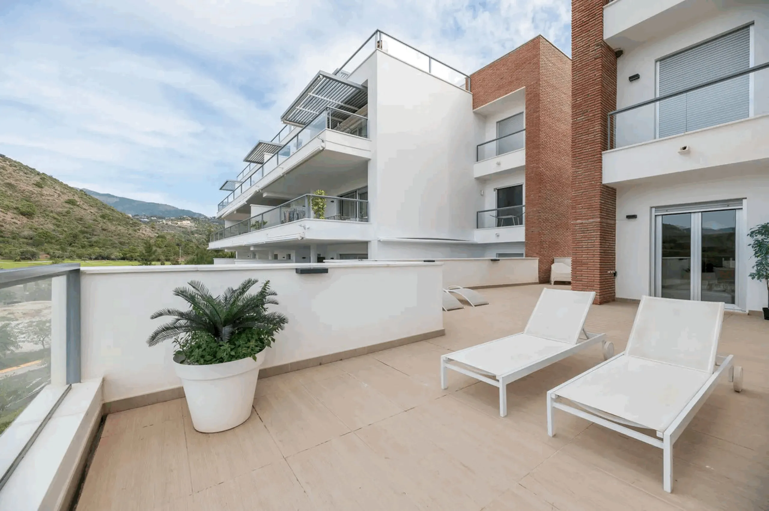 Located in the prestigious Avalon complex in Los Arqueros, Benahavís, Málaga,