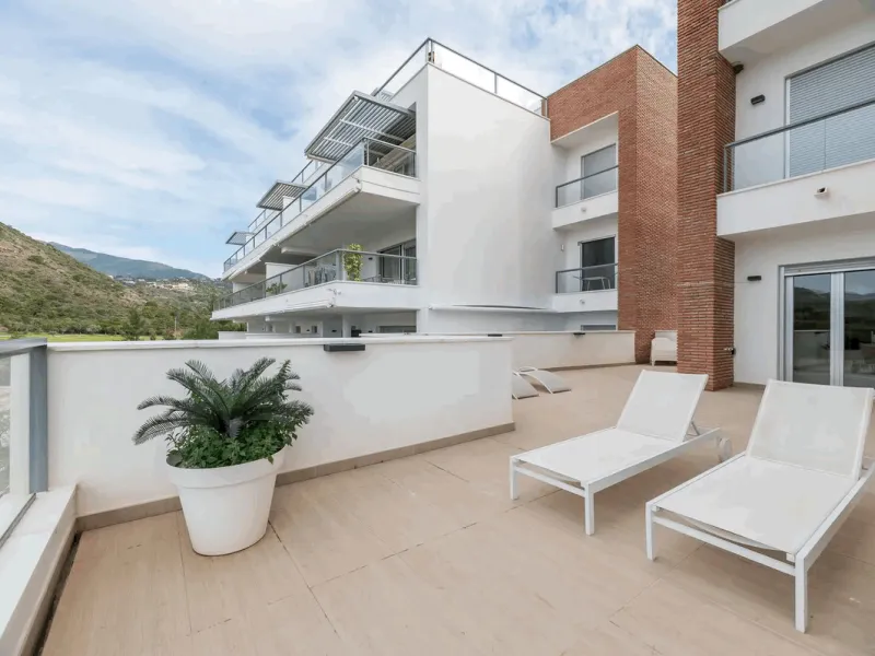 Located in the prestigious Avalon complex in Los Arqueros, Benahavís, Málaga,