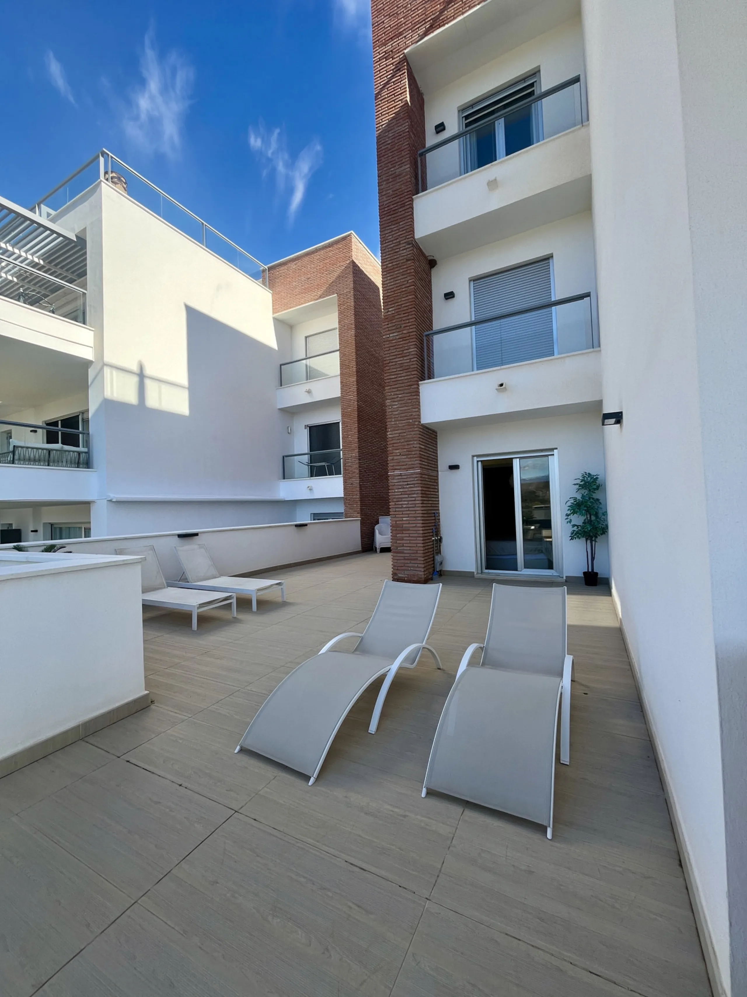 Located in the prestigious Avalon complex in Los Arqueros, Benahavís, Málaga,