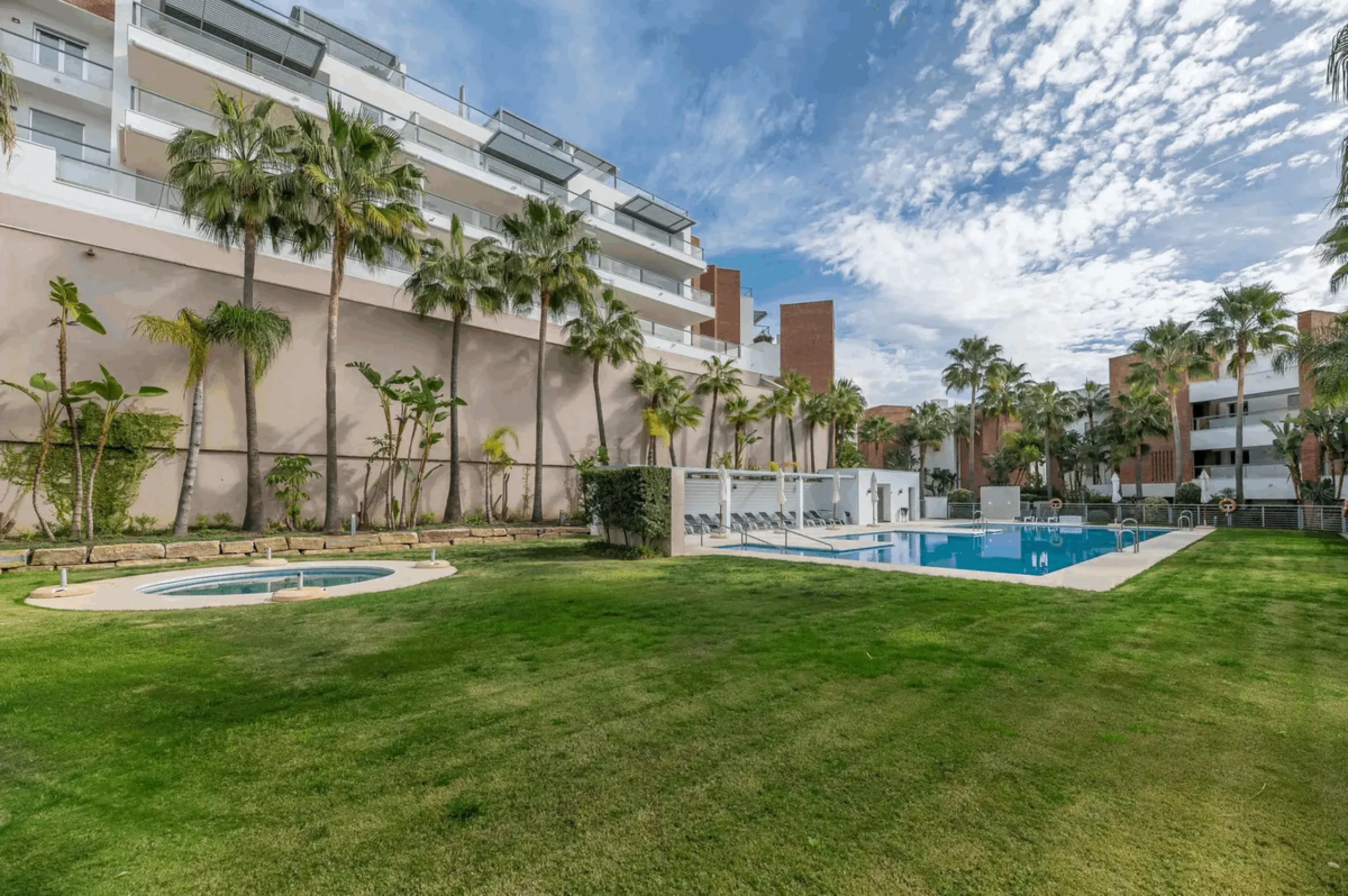 Located in the prestigious Avalon complex in Los Arqueros, Benahavís, Málaga,