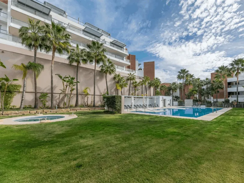 Located in the prestigious Avalon complex in Los Arqueros, Benahavís, Málaga,
