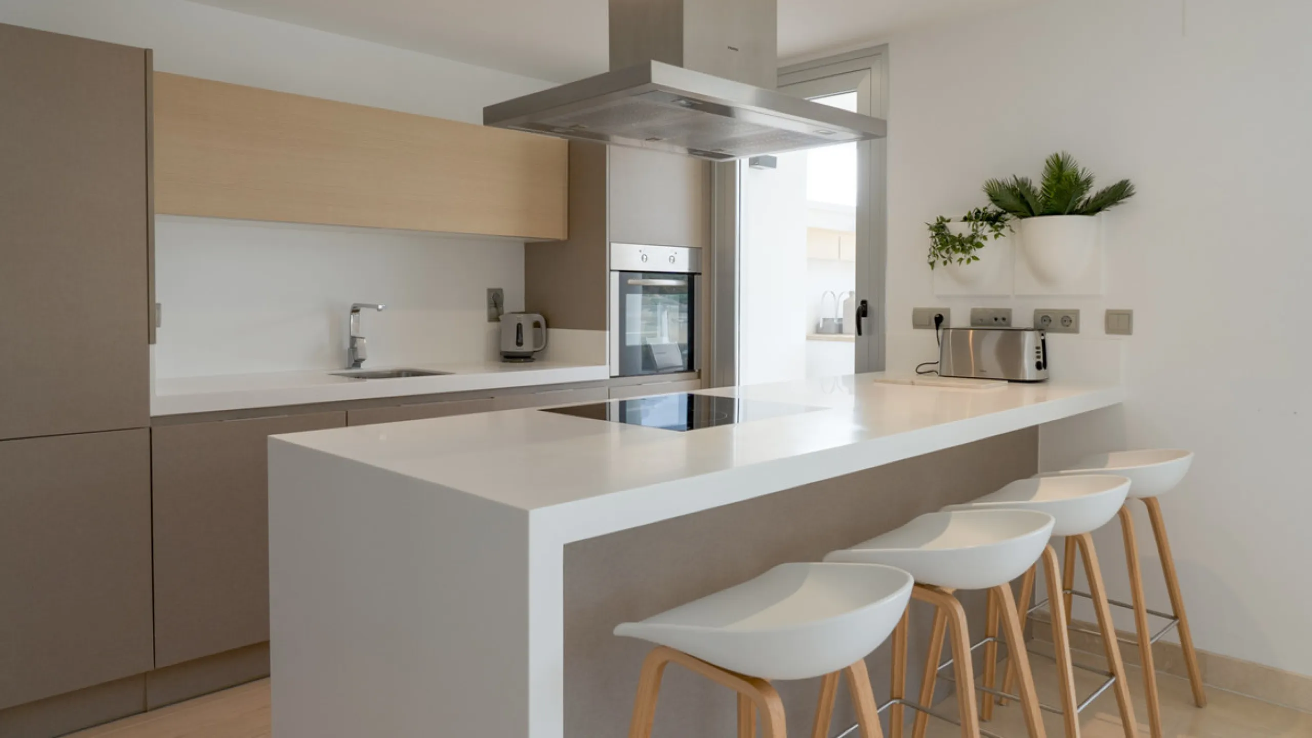 Located in the prestigious Avalon complex in Los Arqueros, Benahavís, Málaga,