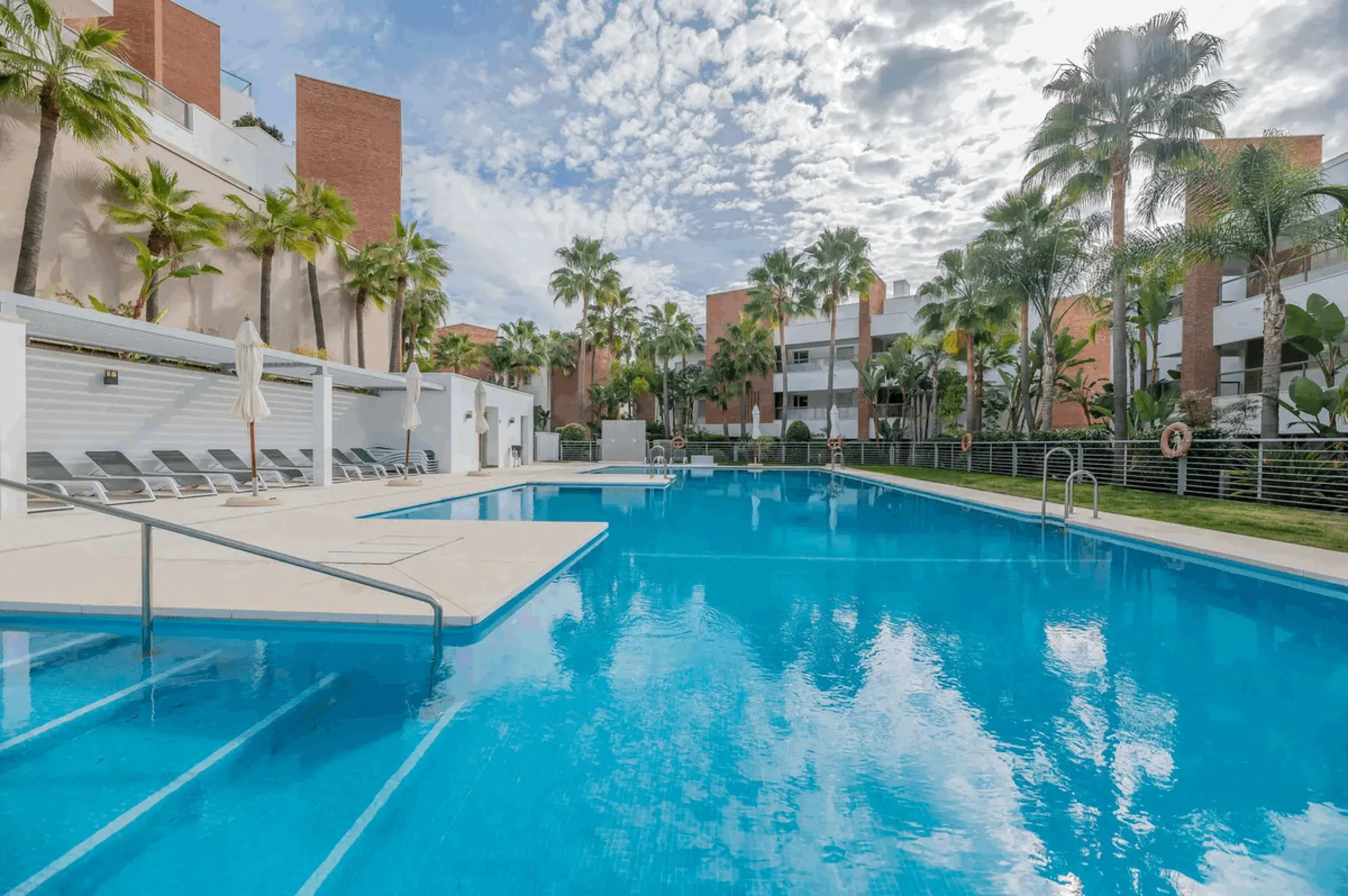 Located in the prestigious Avalon complex in Los Arqueros, Benahavís, Málaga,
