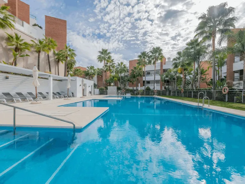 Located in the prestigious Avalon complex in Los Arqueros, Benahavís, Málaga,