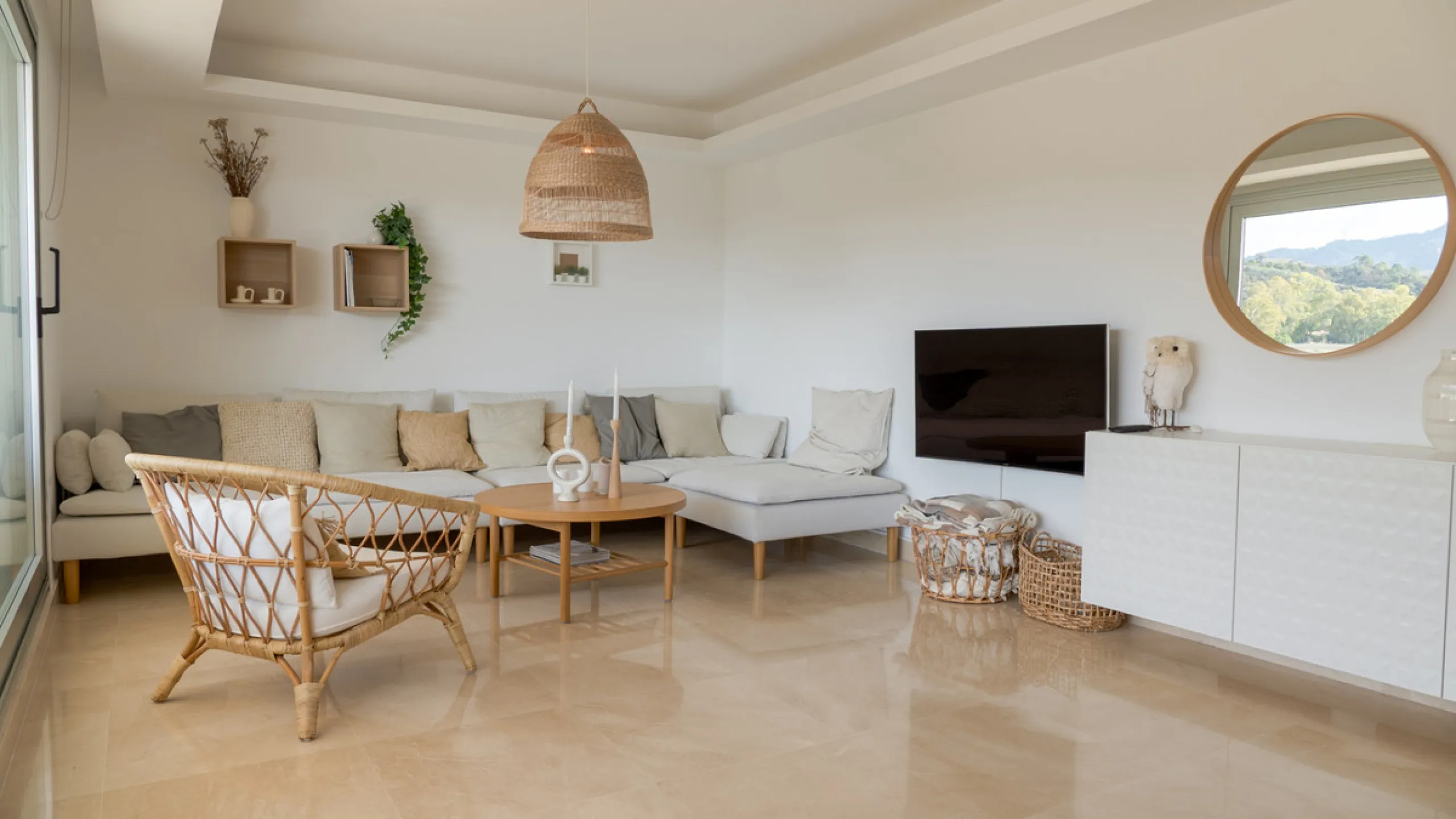 Located in the prestigious Avalon complex in Los Arqueros, Benahavís, Málaga,