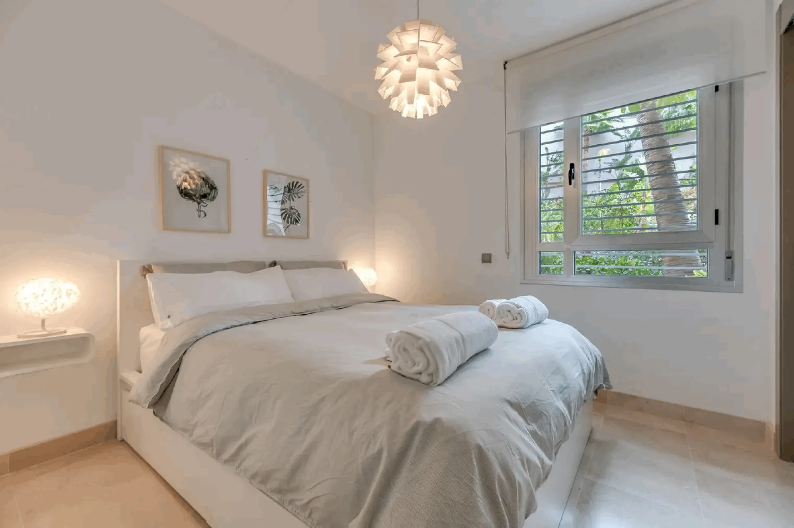 Located in the prestigious Avalon complex in Los Arqueros, Benahavís, Málaga,