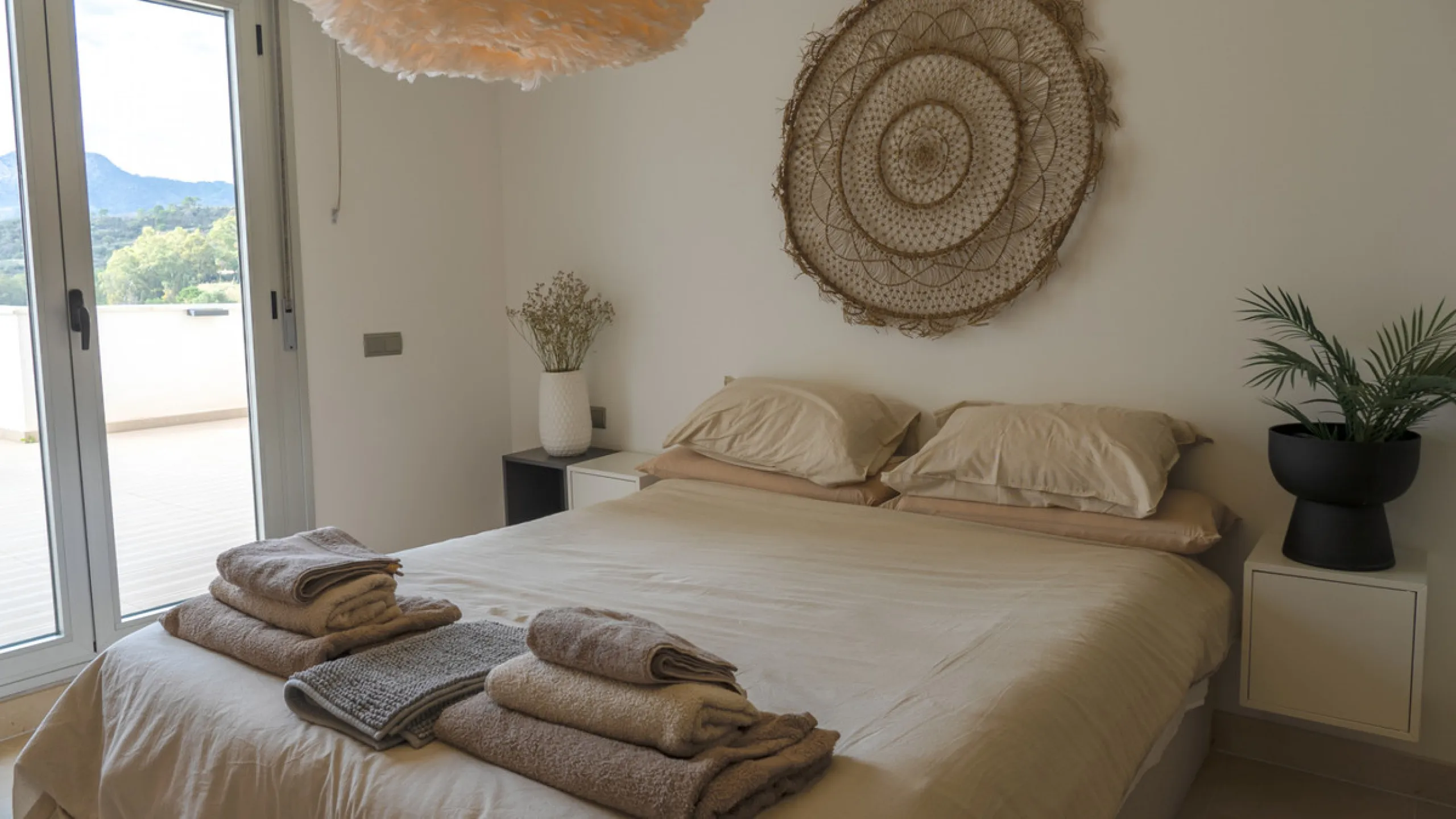 Located in the prestigious Avalon complex in Los Arqueros, Benahavís, Málaga,