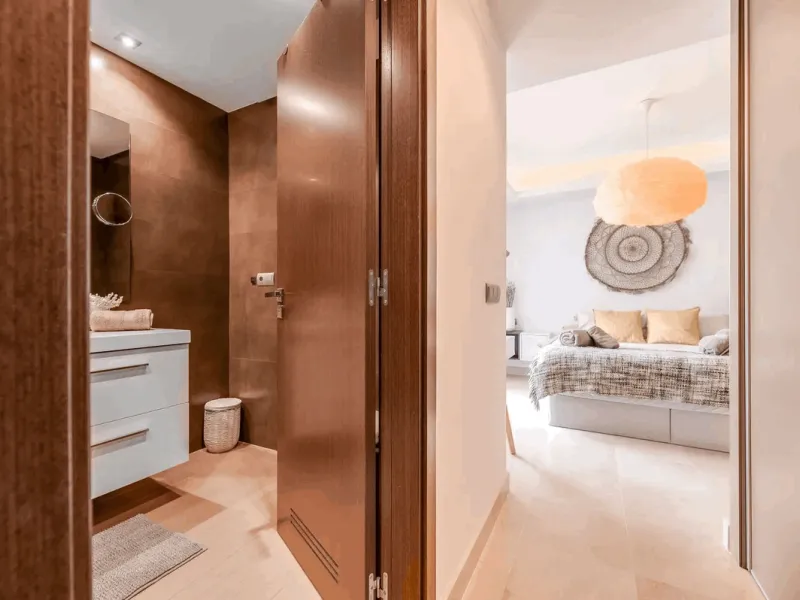 Located in the prestigious Avalon complex in Los Arqueros, Benahavís, Málaga,