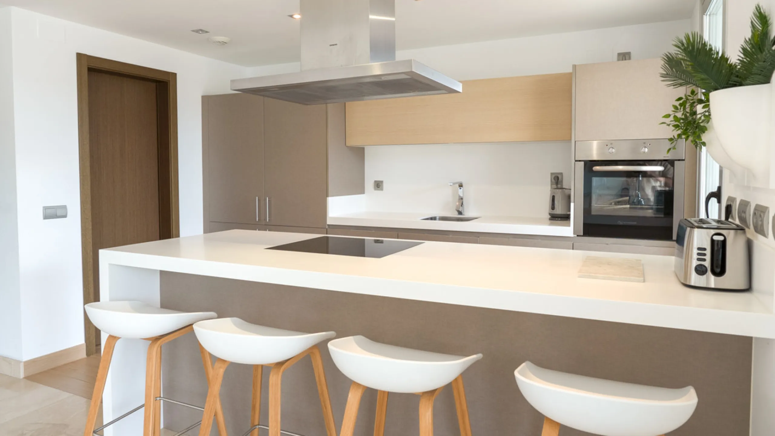 Located in the prestigious Avalon complex in Los Arqueros, Benahavís, Málaga,