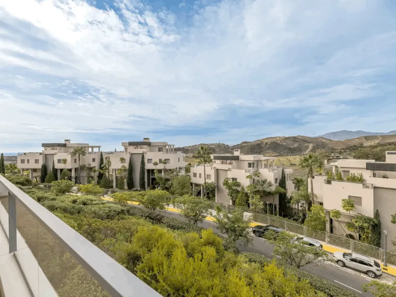 Located in the prestigious Avalon complex in Los Arqueros, Benahavís, Málaga,