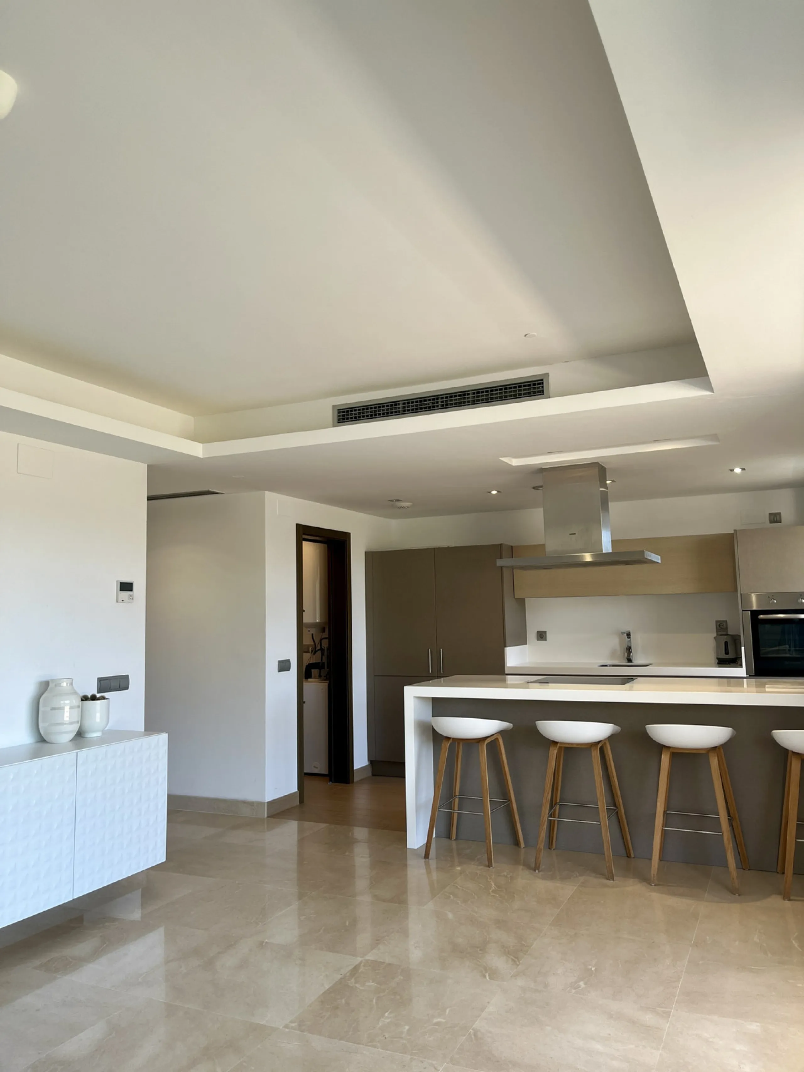 Located in the prestigious Avalon complex in Los Arqueros, Benahavís, Málaga,