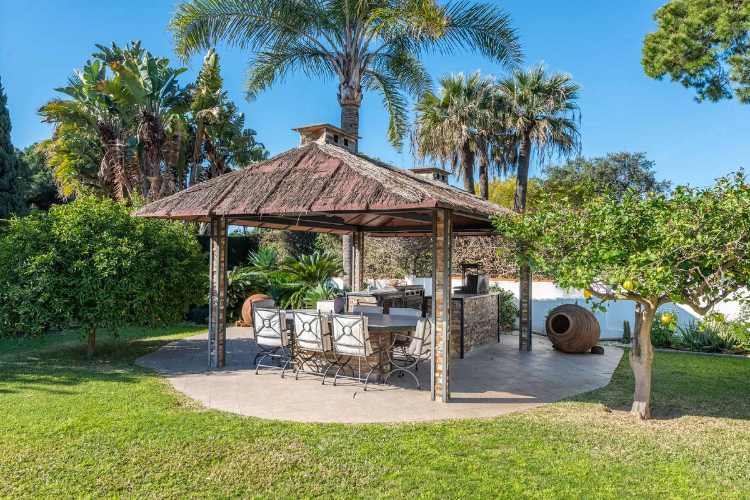 LA CAROLINA: A nice south-facing villa, situated in this conveniently located urbanization on the Golden Mile. Marbella town centre and Puerto Banus is just five minutes drive away. Walking distance to amenities and strategically located for schools and b
